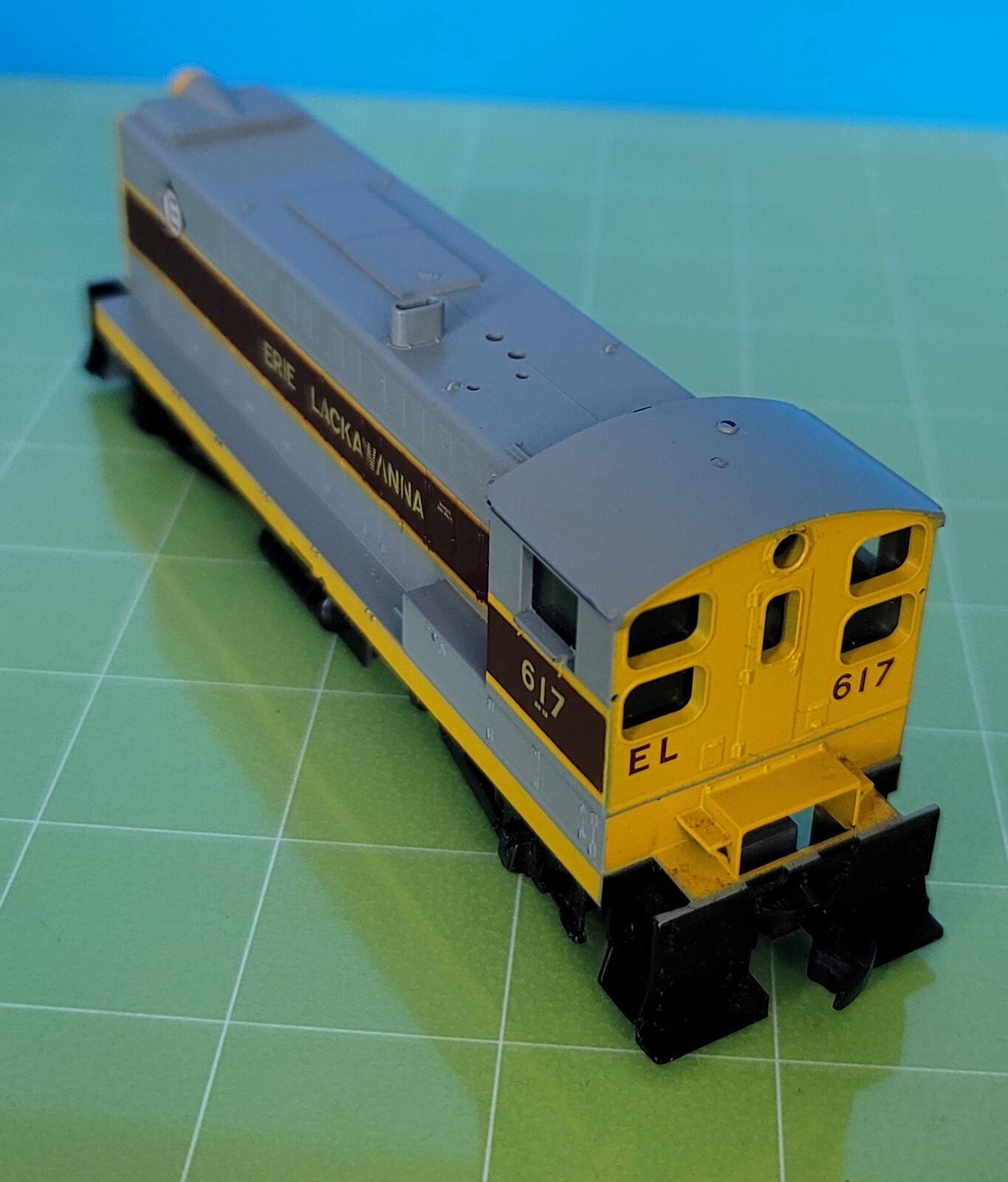 FB1: HO Scale ATHEARN Powered Baldwin S-12 Erie Lackawanna EL #617 3703 w/ Track