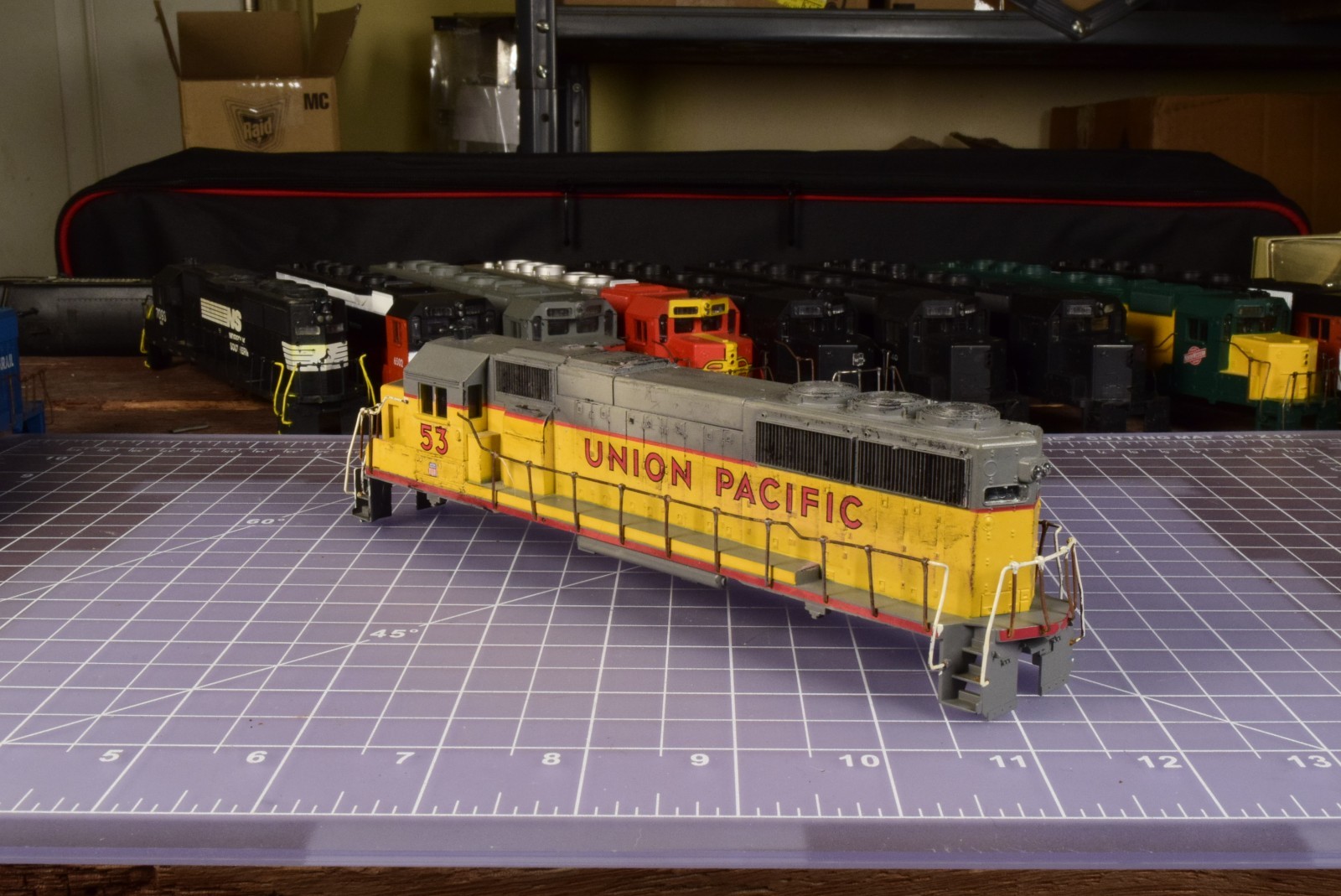 HO SHELL modified Union Pacific 53 cab/eyebrow insert, metal railings, horns NHV