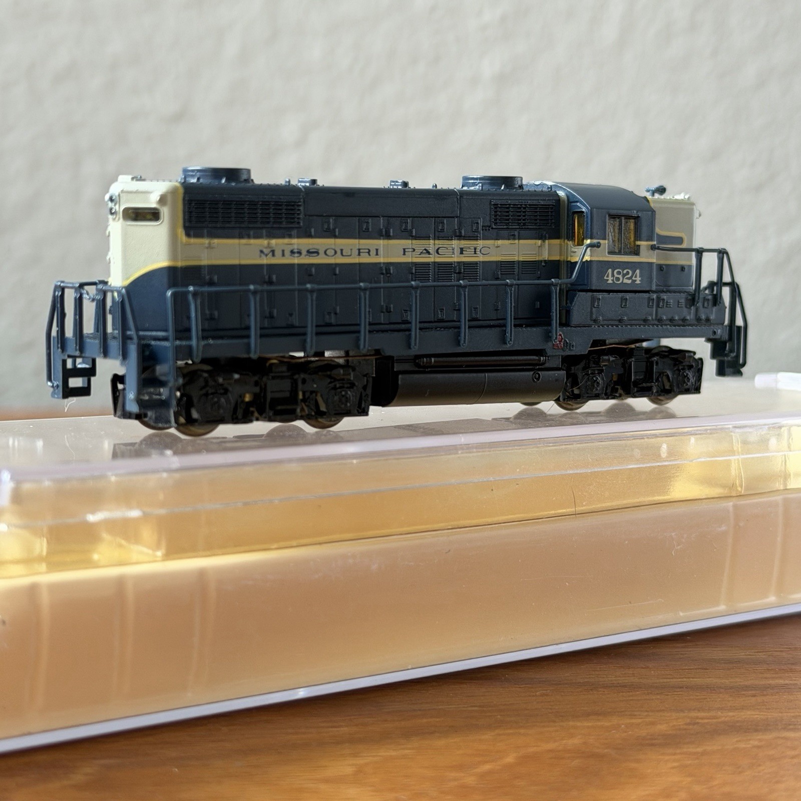 N Scale Life Like Missouri Pacific GP18 7111 Locomotive #4822 + 7120 #4824 Shell