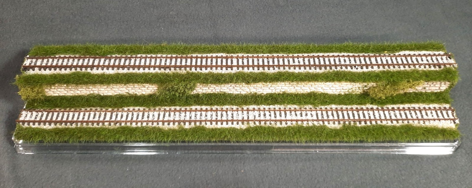 N SCALE 16″ 2-LEVEL TRACK -TALL GRASS-SUMMER SCENE-DISPLAY CASE FOR ANY N TRAINS