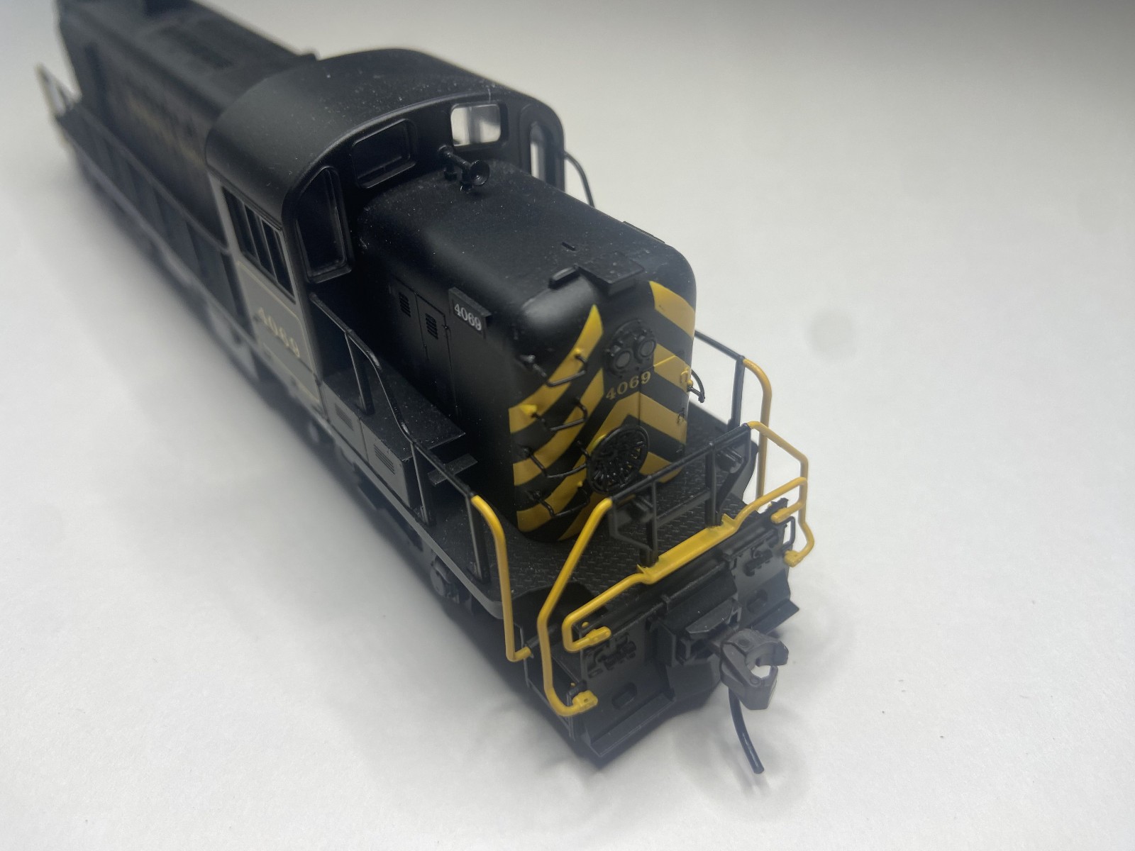 Atlas 7006 HO Scale Delaware & Hudson ALCO RS-3 Diesel Locomotive #4069 With Box