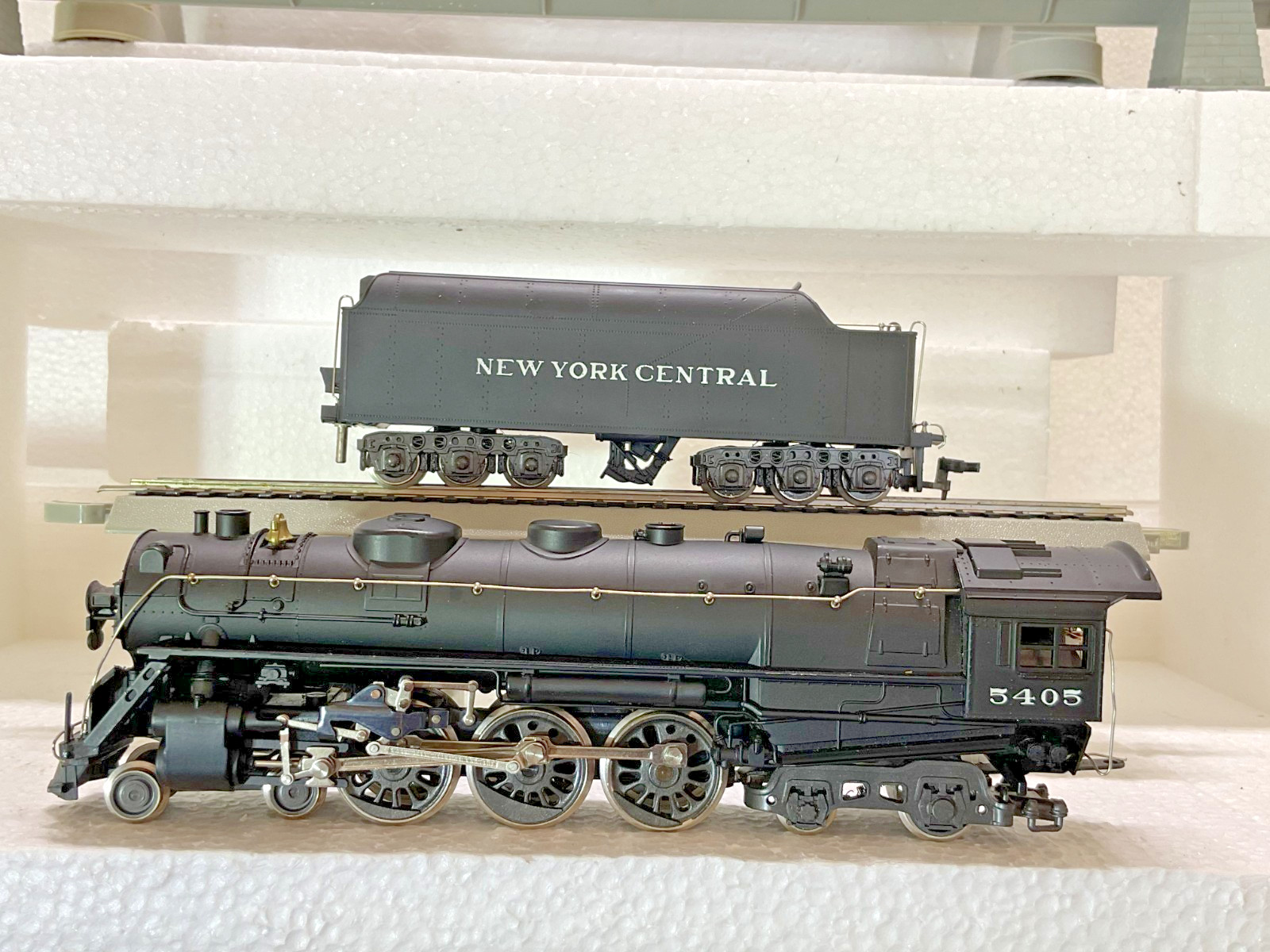 Rivarossi HO Scale NYC Hudson 4-6-4 Steam Locomotive #5405, Six Passenger Cars