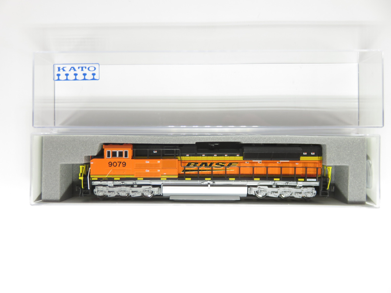 Kato 176-8527 N Scale BNSF Railway Swoosh EMD SD70ACe Diesel Locomotive 9079 NIB