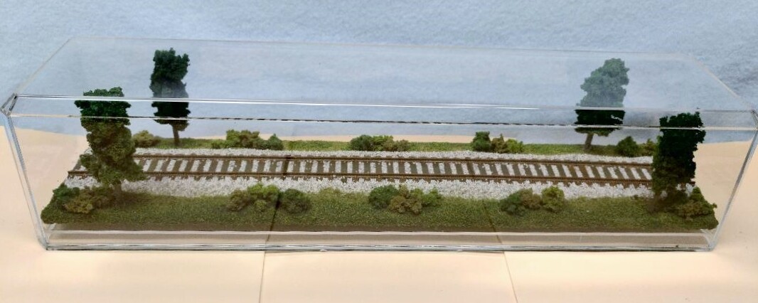 HO SCALE 16″ SINGLE TRACK HO TRAIN DISPLAY CASE -SUMMER SCENE FOR ANY HO