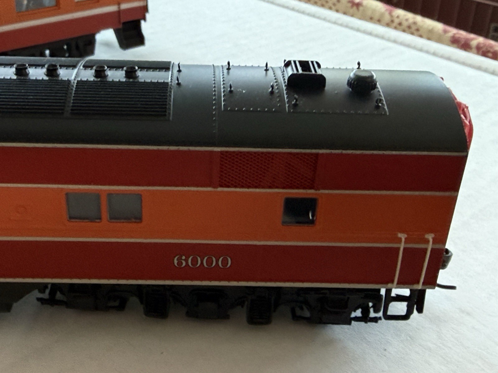 Proto 2000 HO EMD E7A diesel, SP #6000, Runs great, With 5 Passenger Cars