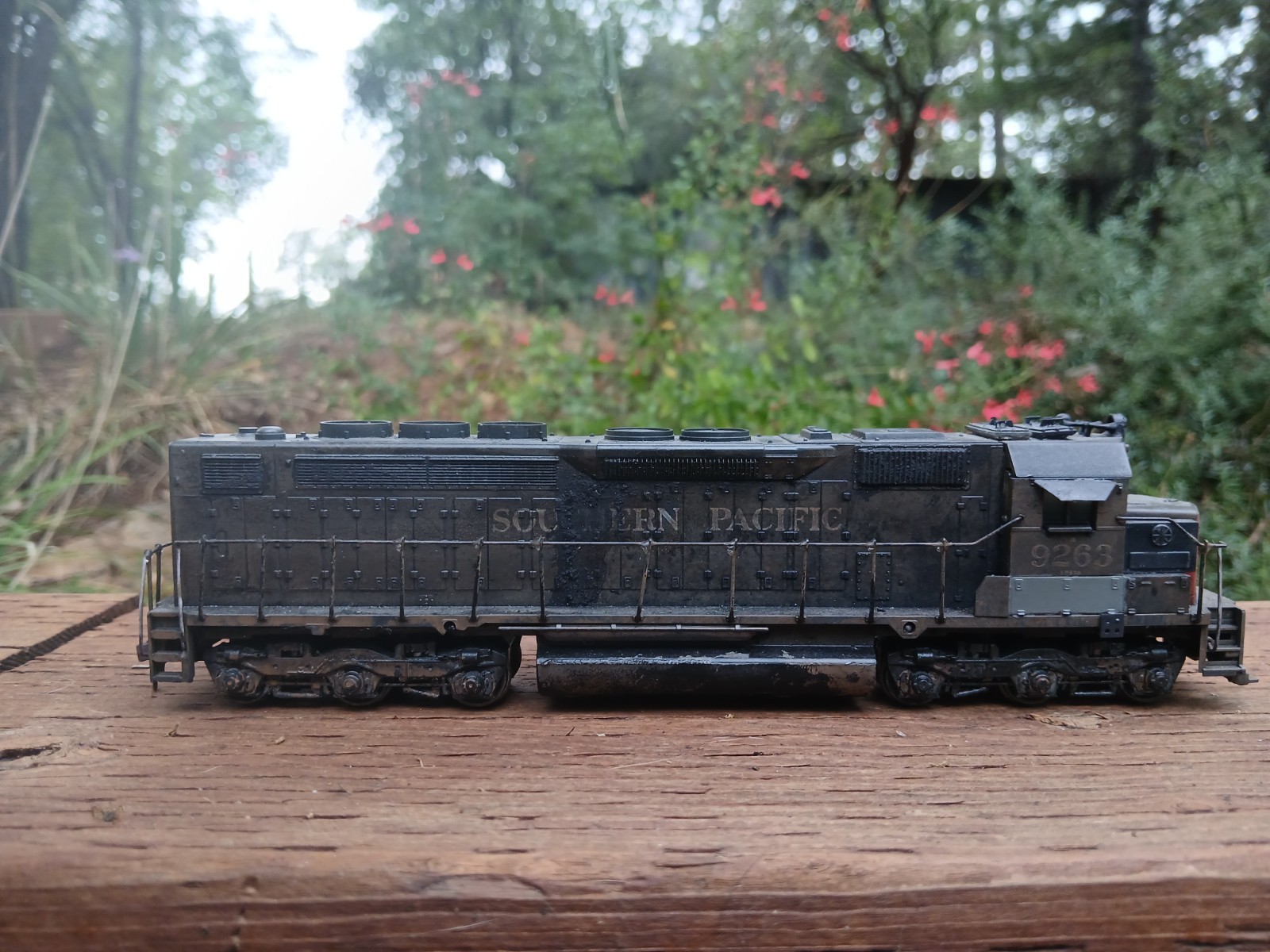 Athearn HO Scale Southern Pacific SDP40 dummy locomotive does not run detailed