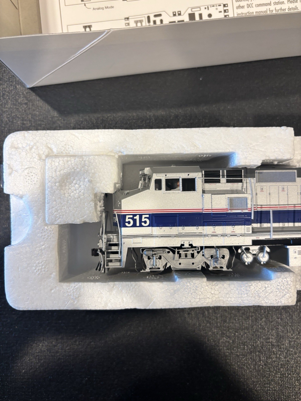 HO Atlas Master Amtrak Dash 8-32BW Locomotive with DC/DCC/Sound Road number #515