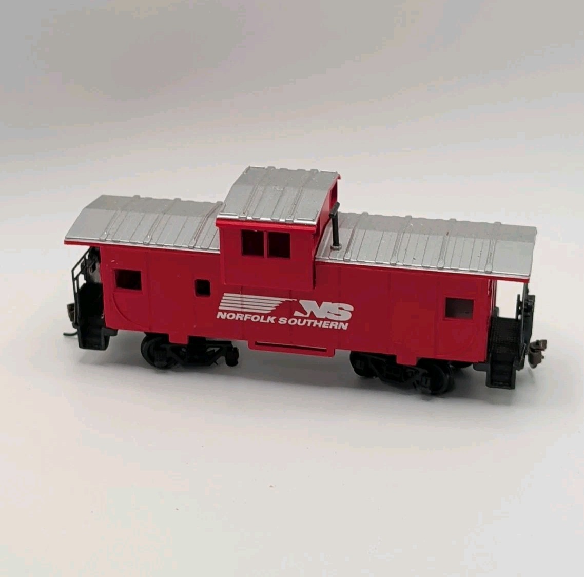 Bachmann 4270 HO Gauge Model Railroad Norfolk Southern Locomotive Caboose 2 Cars