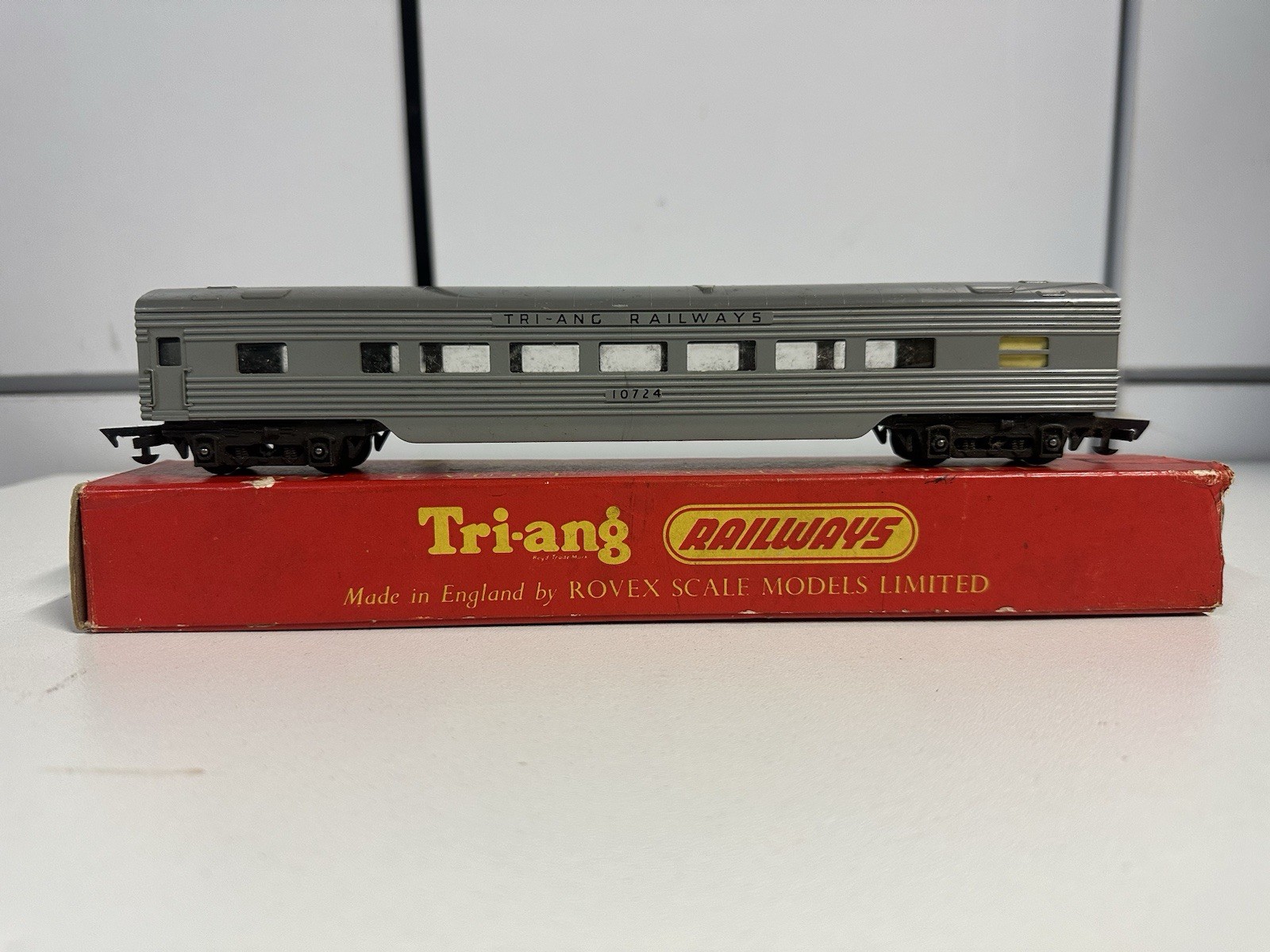 TRIANG R24 TC SILVER PASSENGER COACH BOXED