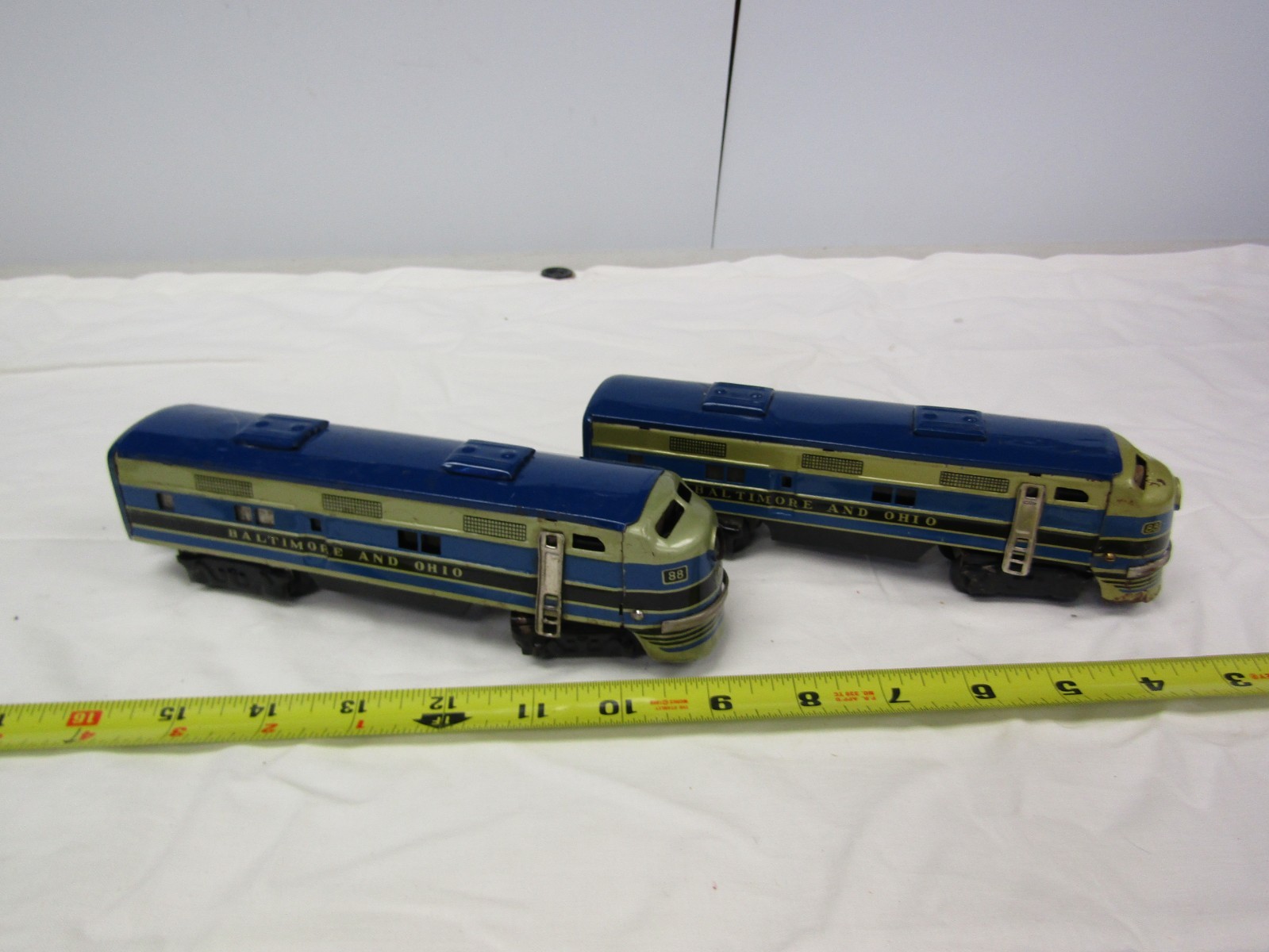2 TIN LITHO MADE JAPAN TRAIN CAR HO SCALE ENGINE LOCOMOTIVE BALTIMORE & OHIO