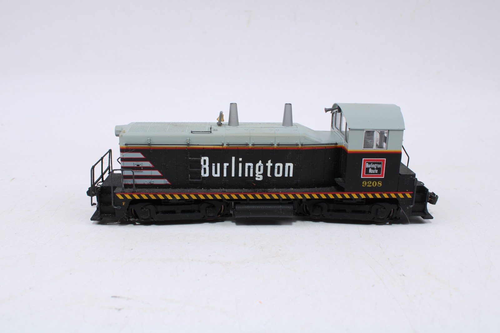 KATO 37-10F HO Scale EMD NW2 Phase I Diesel Locomotive CB&Q Burlington #9208