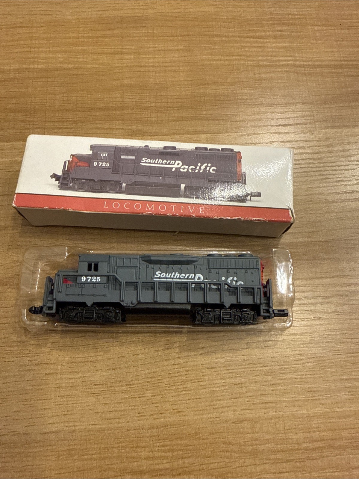 Southern Pacific 9725 Diesel Locomotive Model Train Engine Miniature Railroad