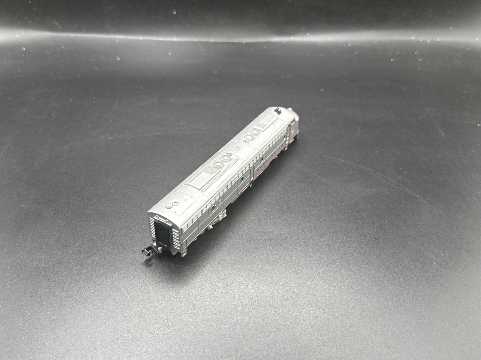 N scale diesel locomotive E8 New Burlington #7206 READ F.4