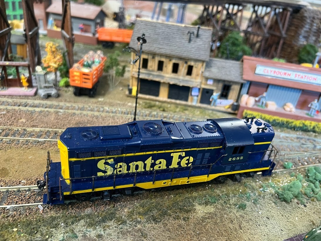 ho scale train Atearn Sante Fe #2685 runs good