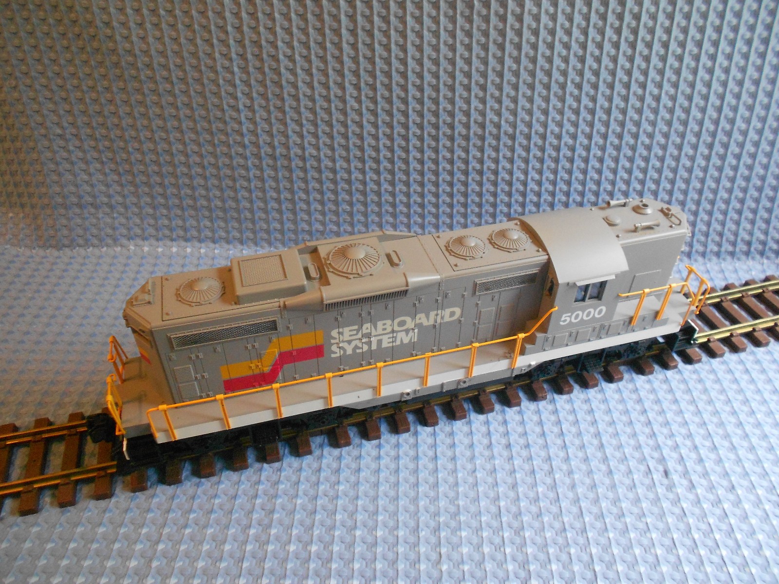 LIONEL 8-85000 G Scale SEABOARD SYSTEM GP-9 DIESEL LOCOMOTIVE LIONEL 8-85000