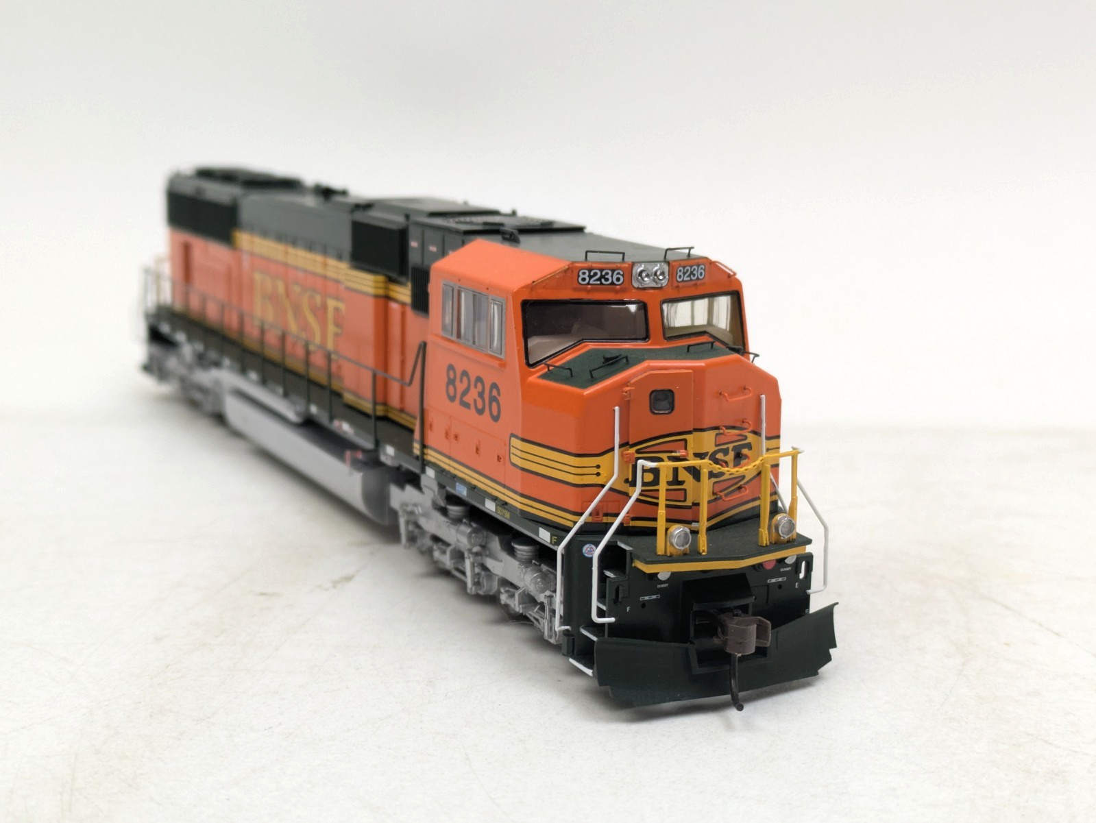 Athearn Genesis G6175 HO BNSF Premium Heritage Diesel Locomotive SD-75M #8236