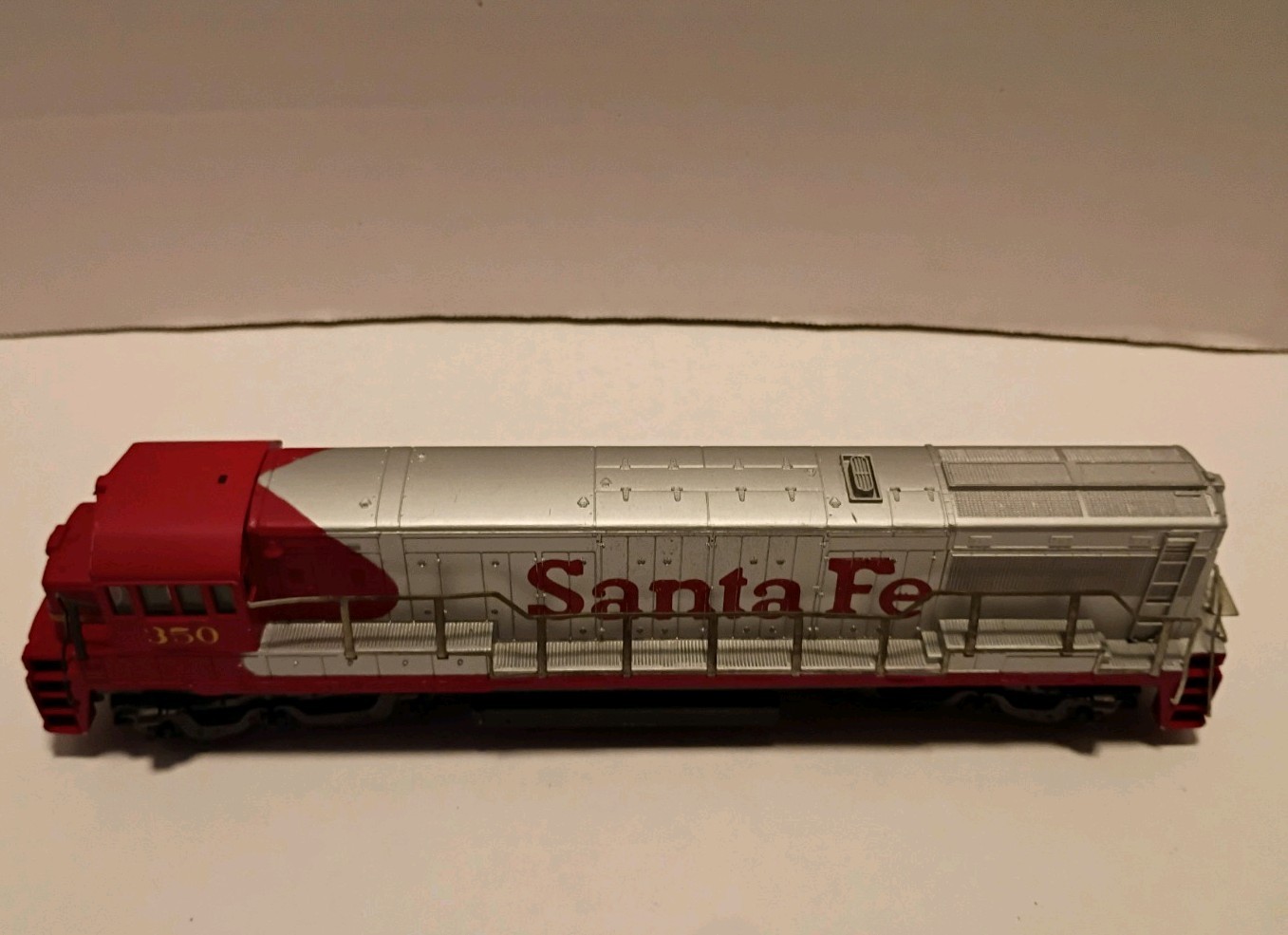Bachmann GE U36B Diesel Locomotive. Santa Fe #350. Nice Shell!