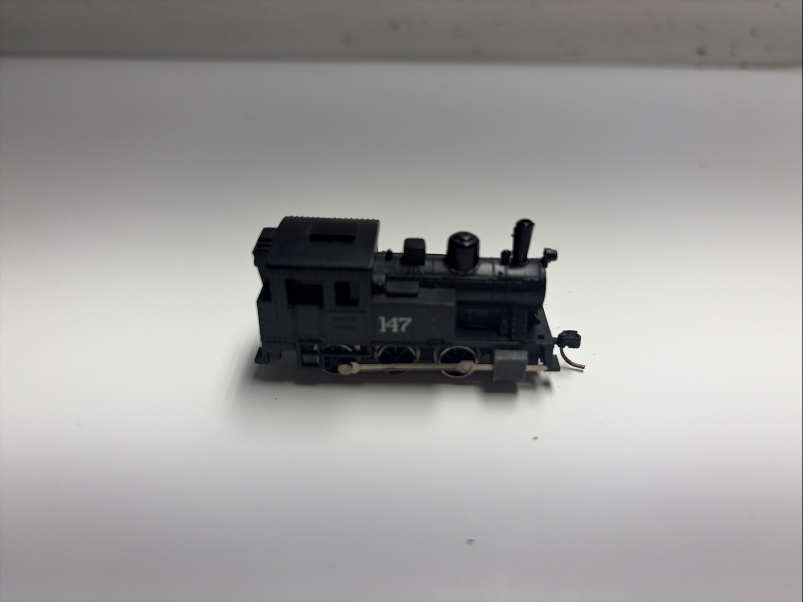 N Scale Unbranded Unlettered 0-6-0 Steam Locomotive #147