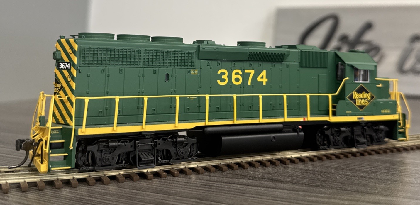 Atlas Master Series Gold HO #10000413 Reading GP40-2 #3674 – DOES NOT RUN!