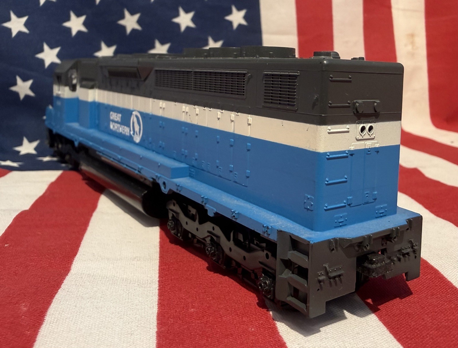 HO Great Northern 404 Dummy Diesel Locomotive Rolls Smoothly Nice Paint As-Is