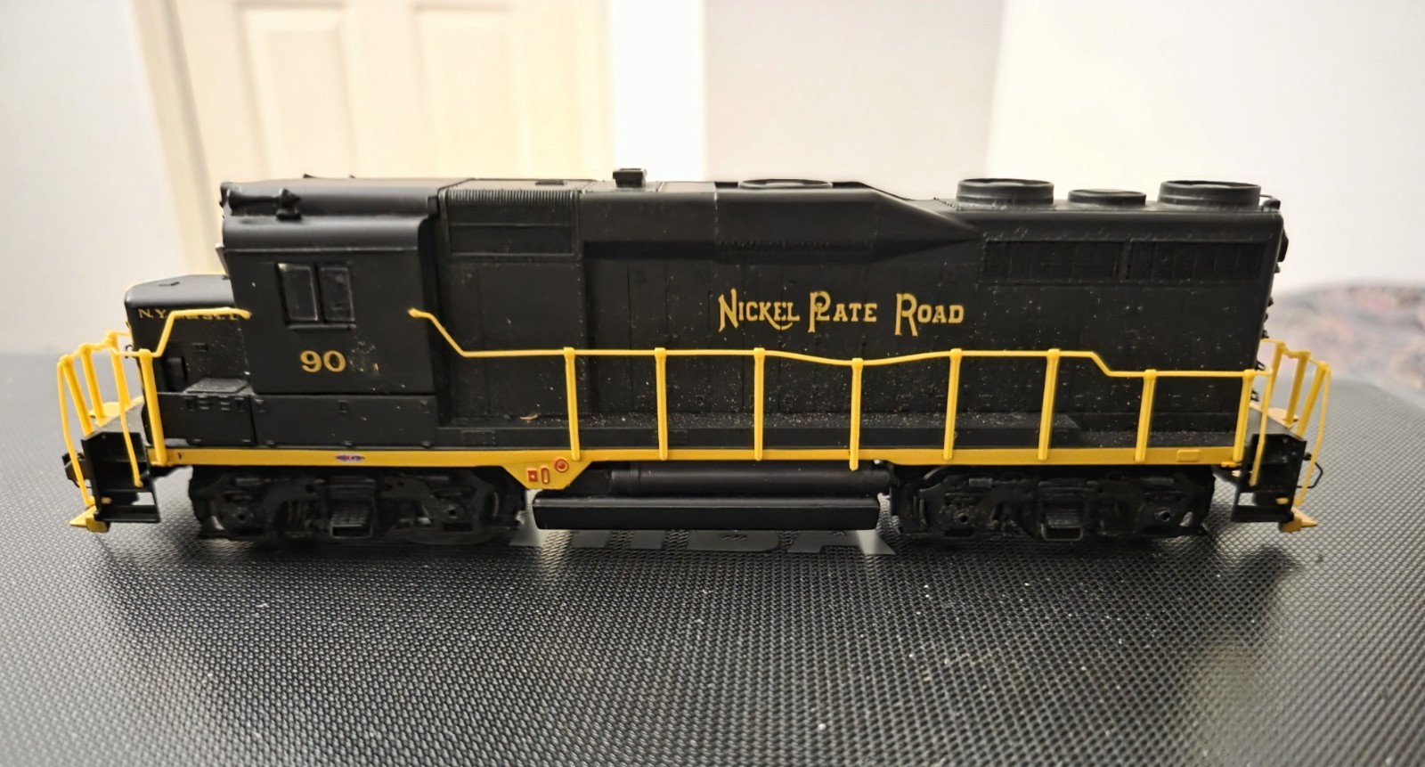 Bachmann Spectrum EMD GP30 HO Diesel Locomotive Nickel Plate Road #90