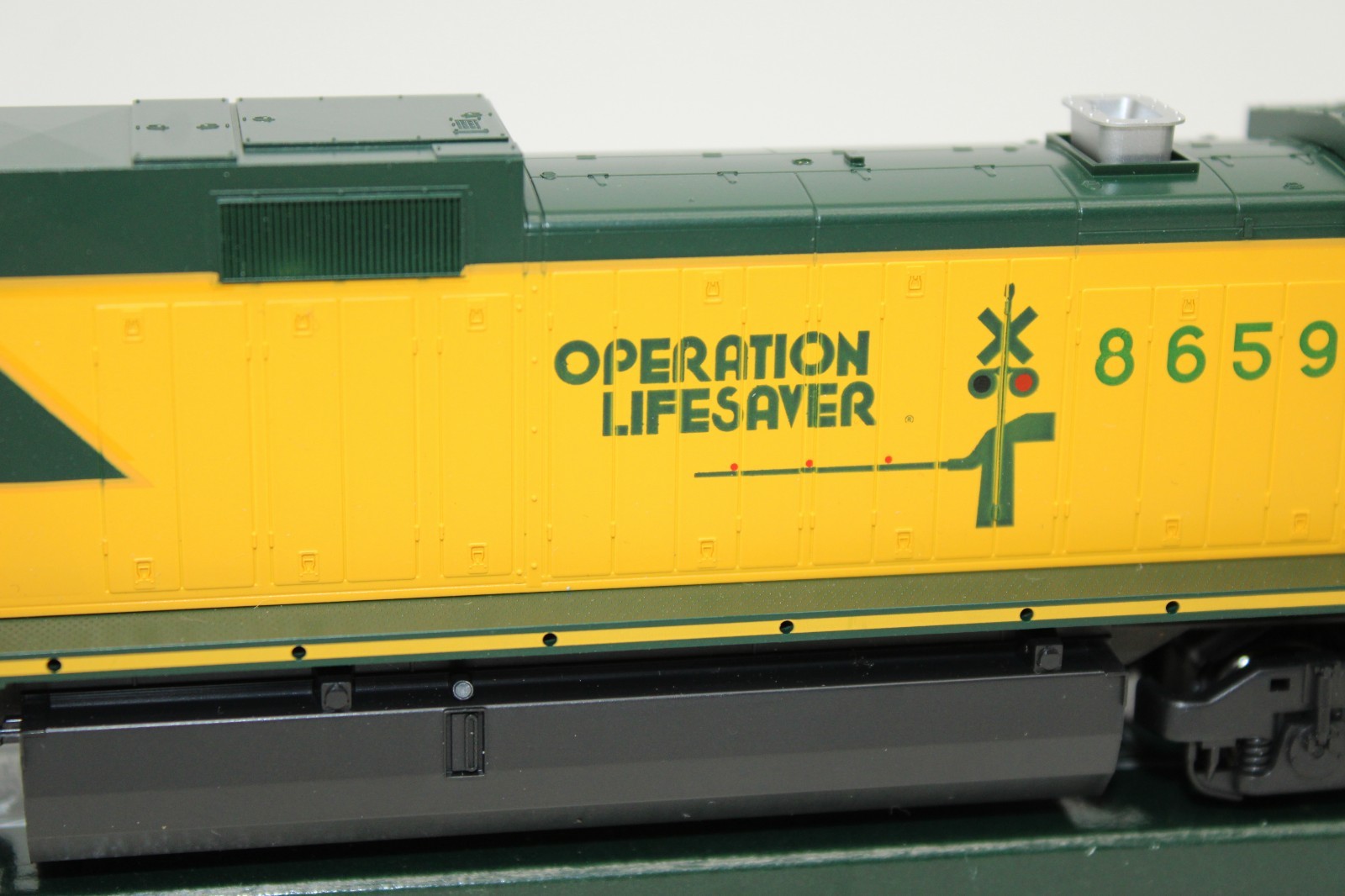 Kato HO C&NW Chicago Northwestern Dash 9 GE C44-9W Diesel Locomotive DCC Ready