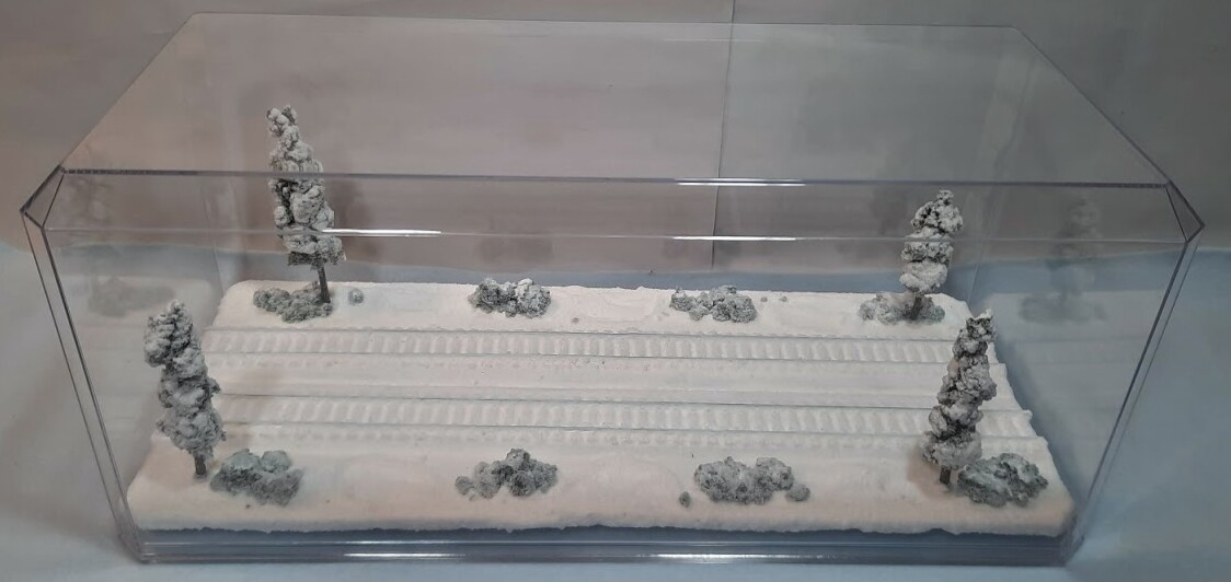 HO SCALE 16″ DOUBLE TRACK “WINTER SCENE” – DISPLAY CASE – FOR ANY HO TRAIN