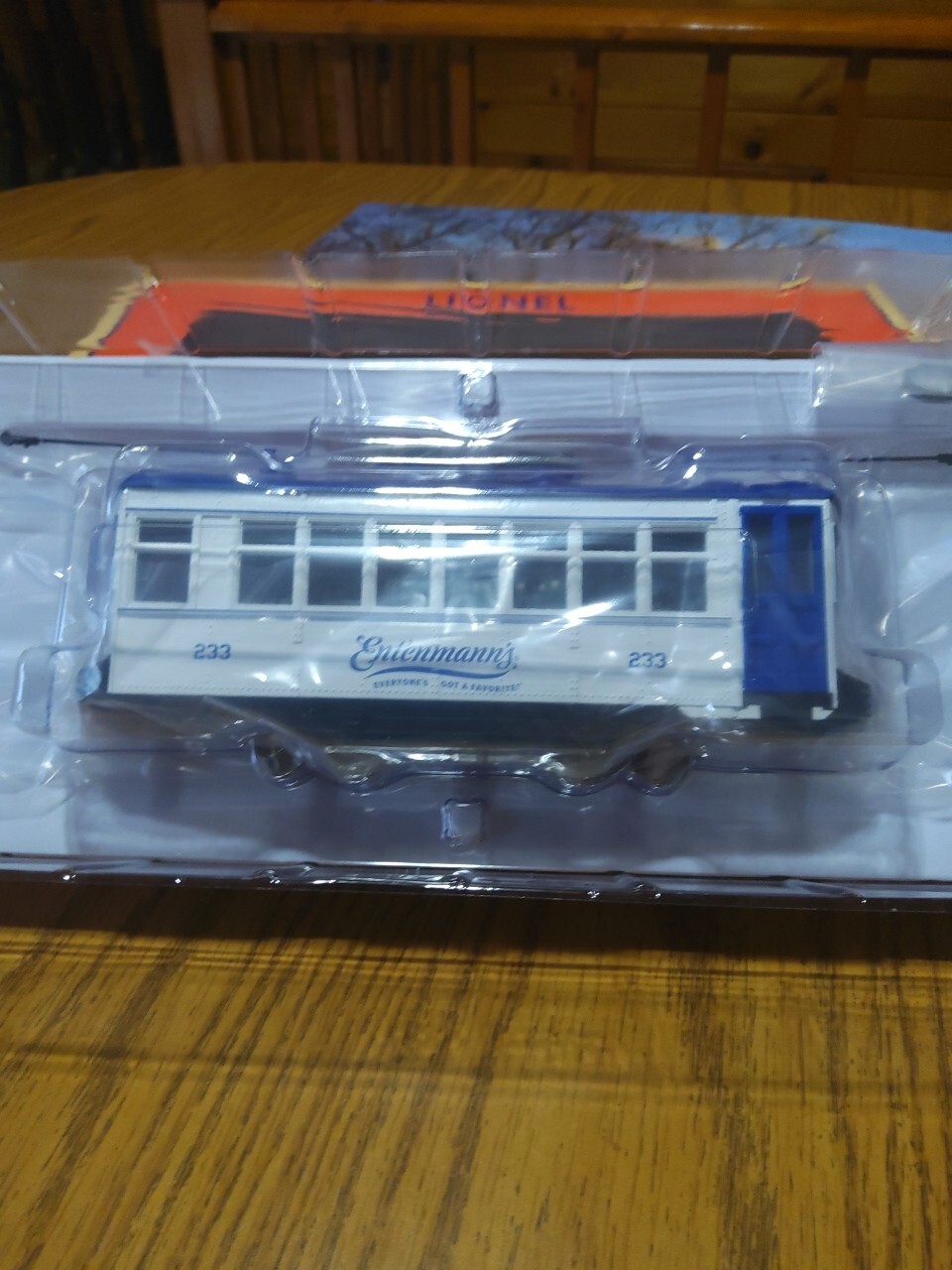 LIONEL 2301430,( METCA ) ENTENMANNS TROLLEY CAR. ( NEW )