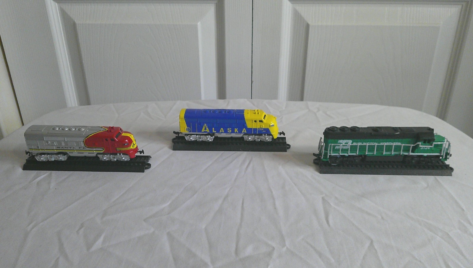 Maisto Toy Train Replica’s die cast 1:31 scale three diesel locomotive engines