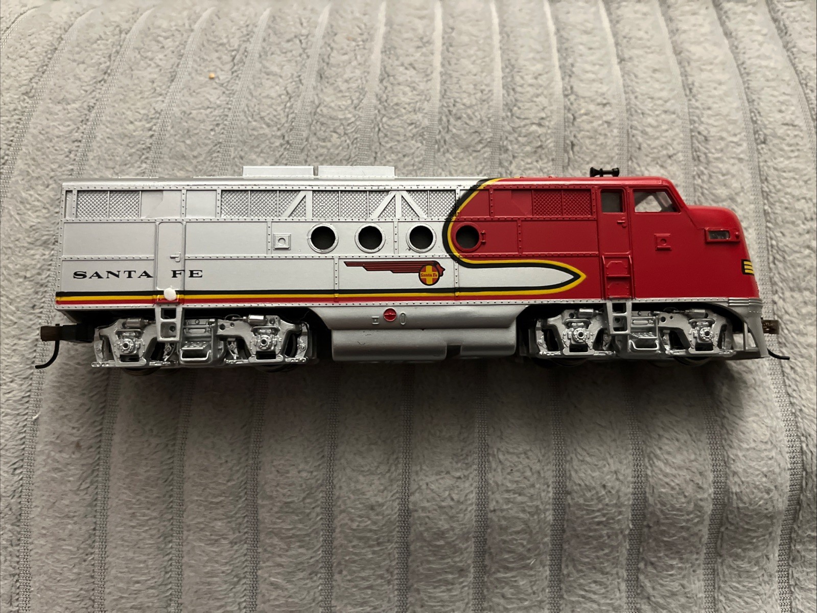 Bachmann Santa Fe HO Scale Locomotive – Runs Well