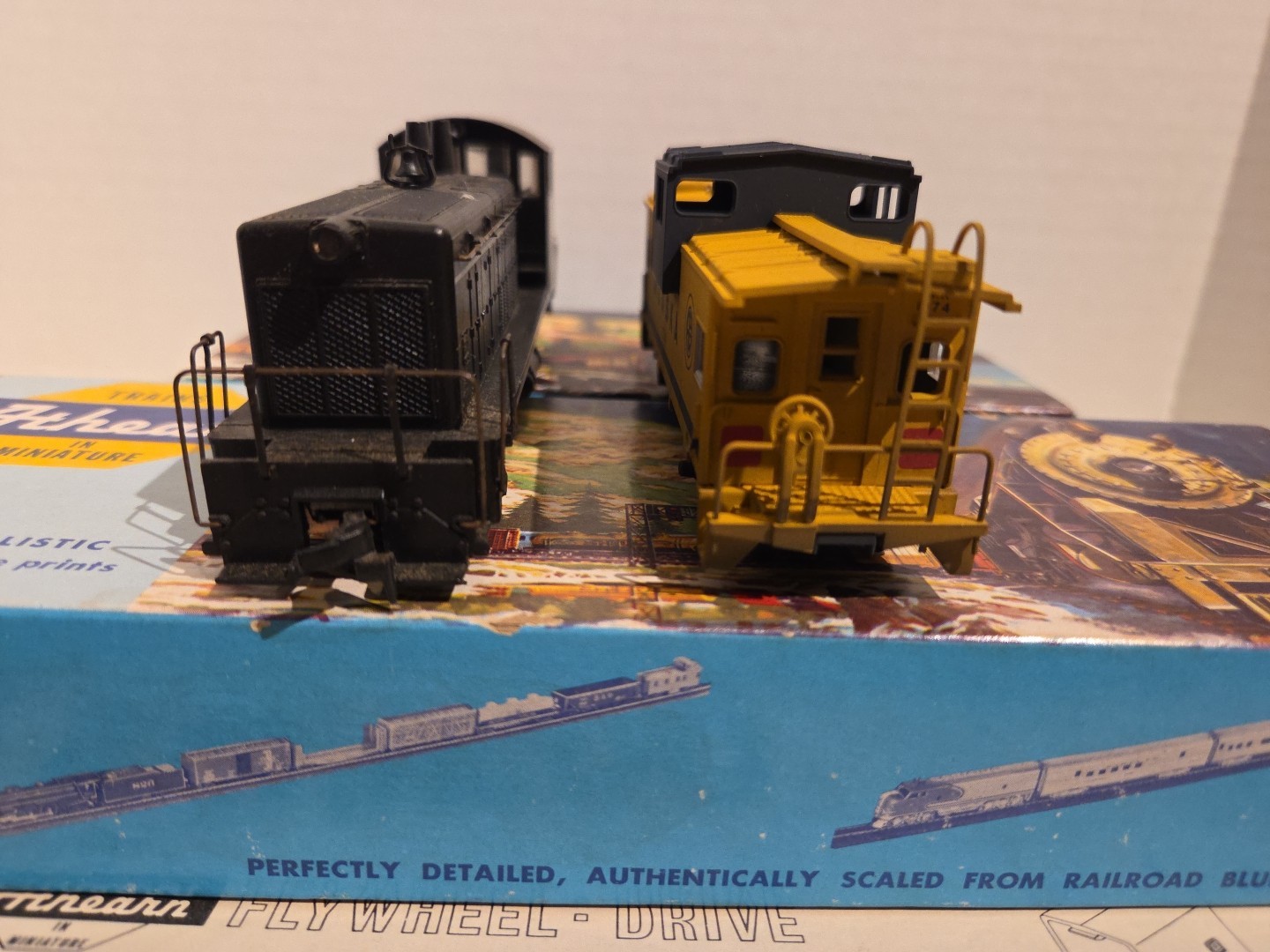 Athearn HO Southern #2400 SW-1500 Diesel Engine DC/ Alaska Railroad Caboose