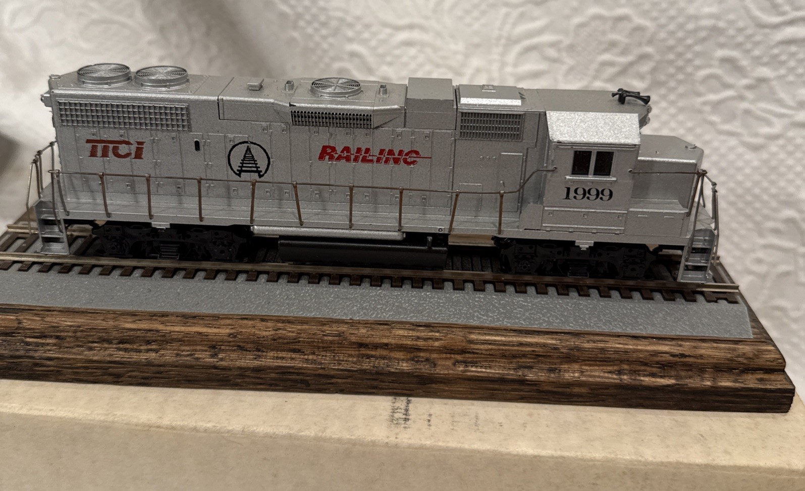 HO Scale 1999 KATO EMD, TTCI Railing, With Track Stand, Excellent