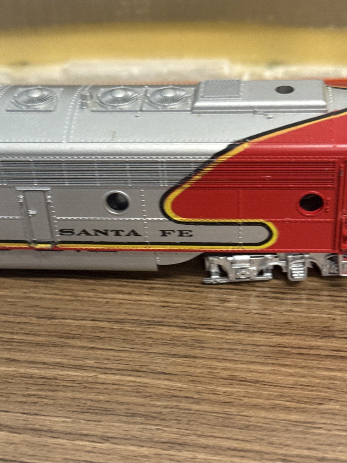 Model Power Santa Fe EMD E9 Powered Diesel Locomotive. HO Scale 920