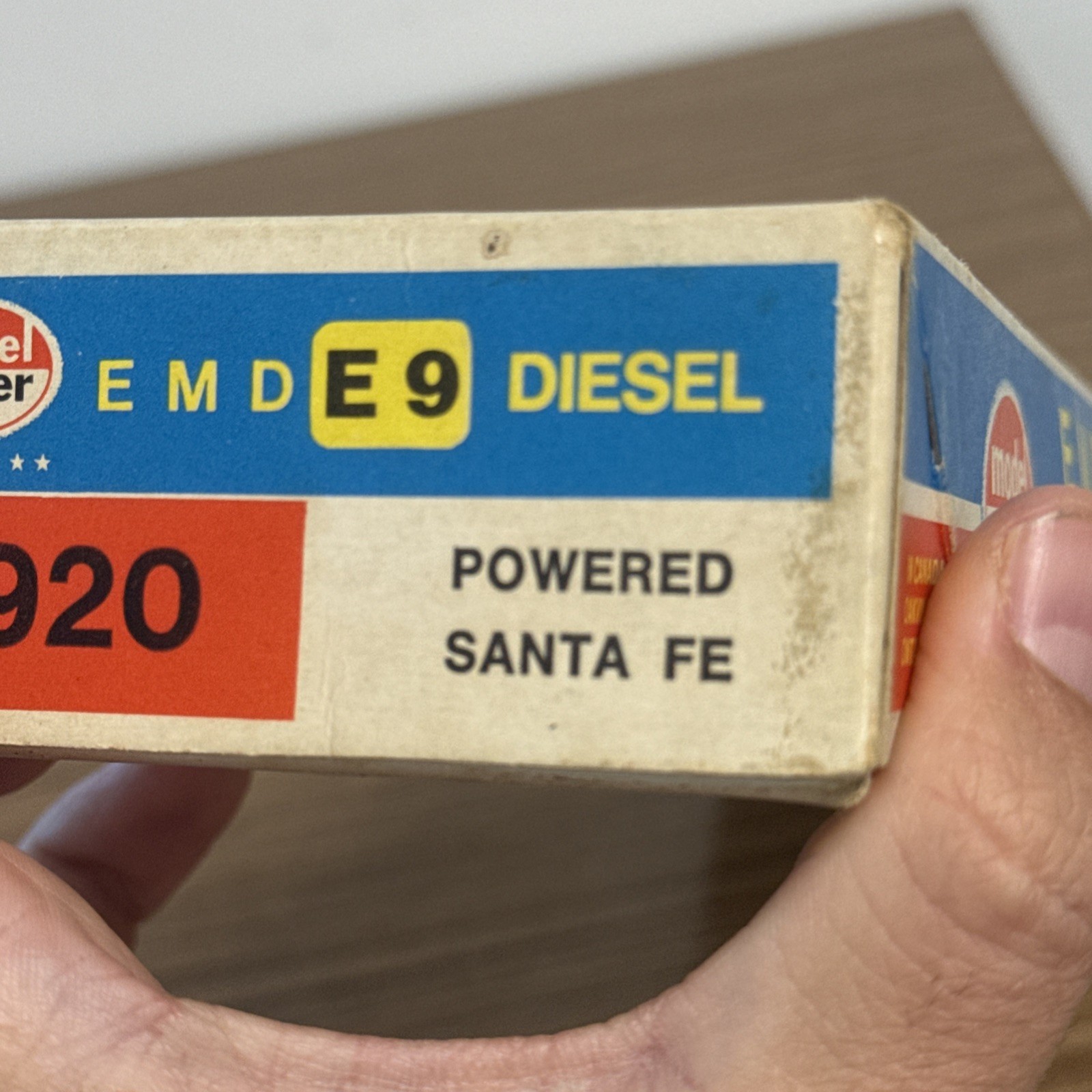 Model Power Santa Fe EMD E9 Powered Diesel Locomotive. HO Scale 920