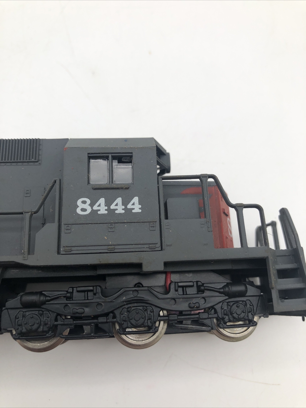 AHM #5030-06 EMD SD-40 Diesel Road Switcher HO 1:87 Scale NOS Tested See Video