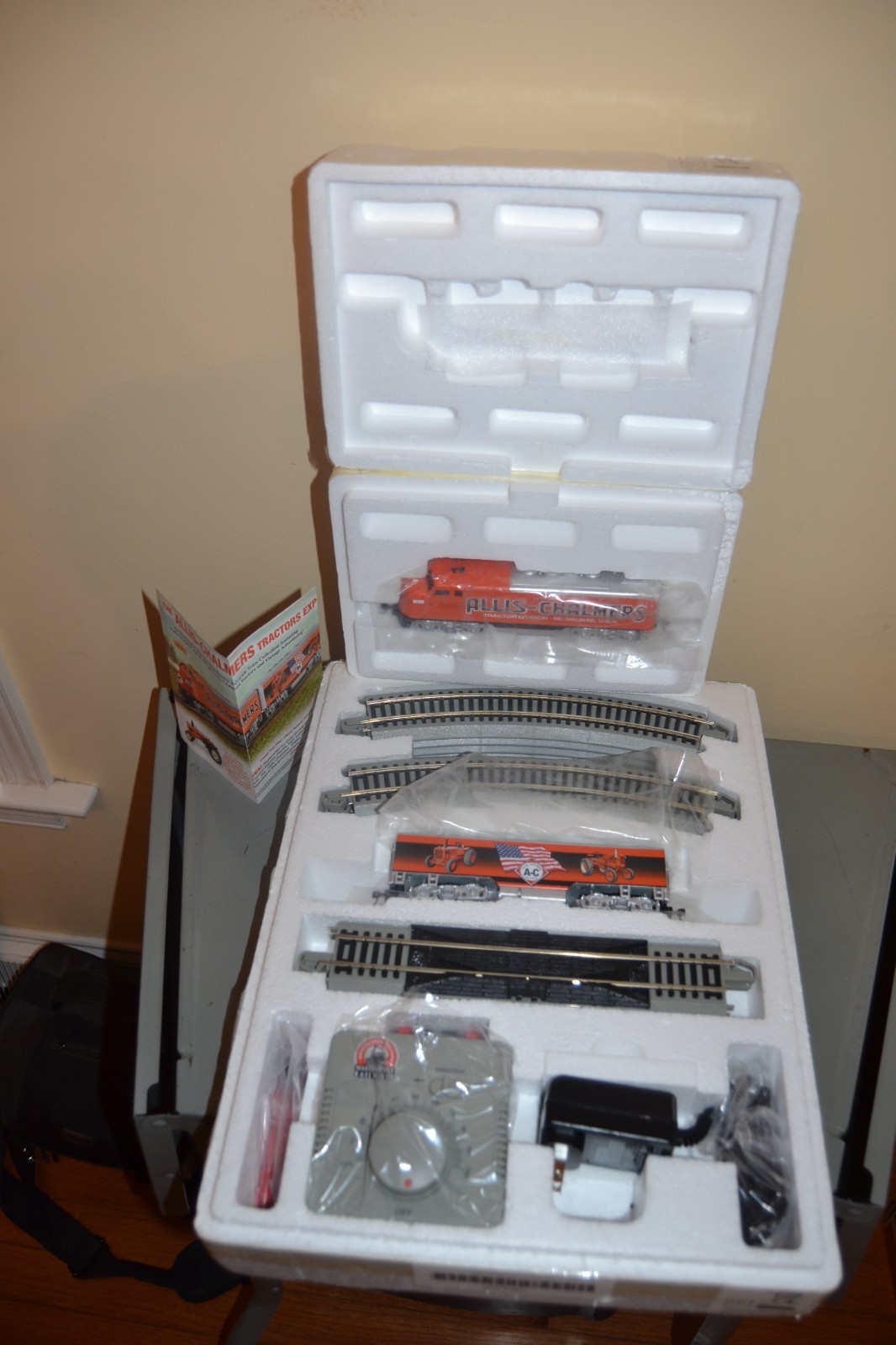 ALLIS CHALMERS HAWTHORNE VILLAGE BRADFORD EXCHANGE HO SCALE TRAIN SET NEVER USED