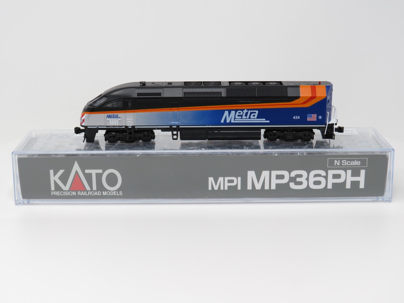 Kato N 176-6124-DCC Chicago Metra MP36PH Diesel Locomotive Commuter Passenger