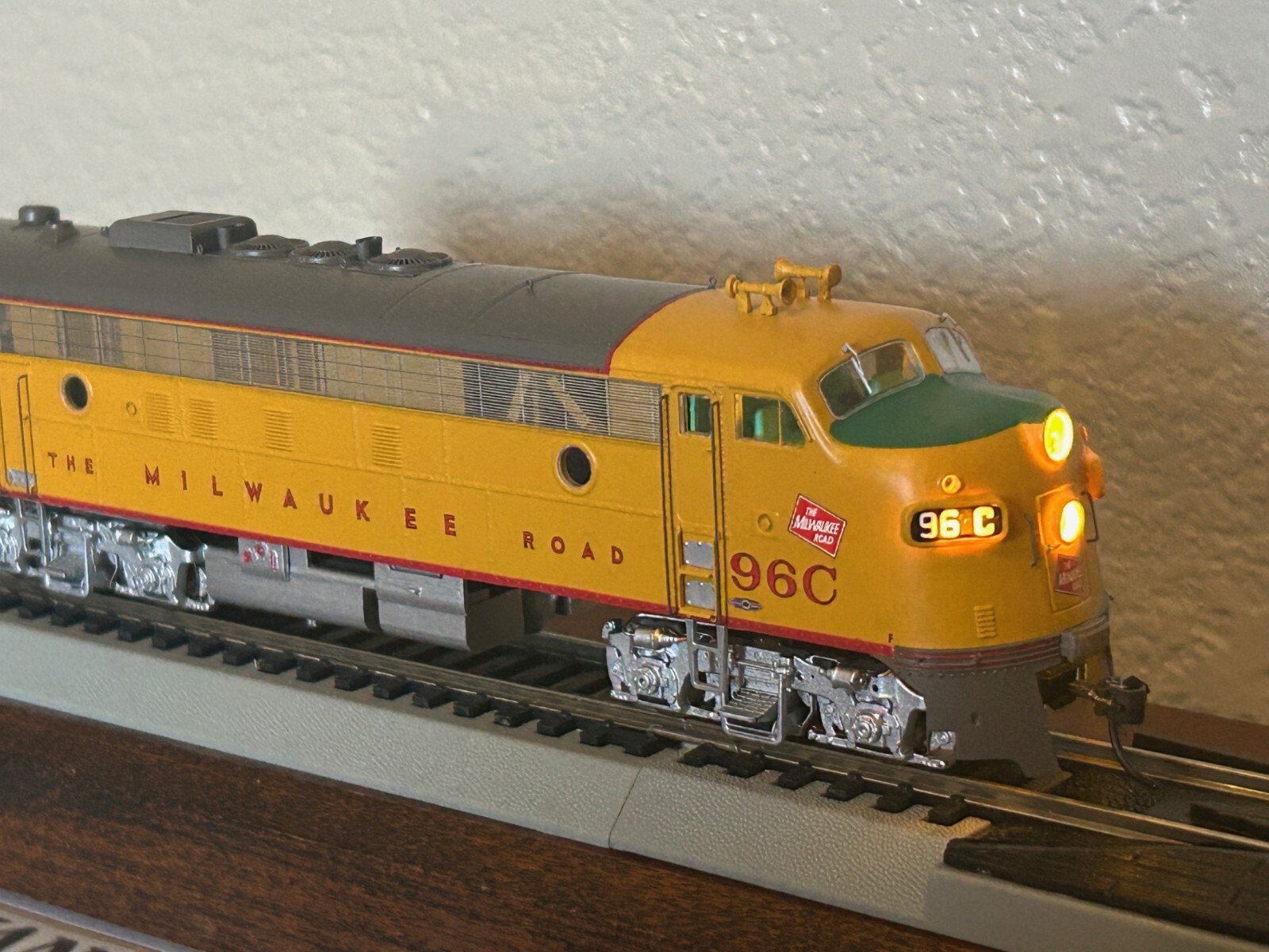 MILWAUKEE ROAD YELLOW FP7A – C unit #96C – DCC / QUANTUM SOUND HO Scale NEW OOP