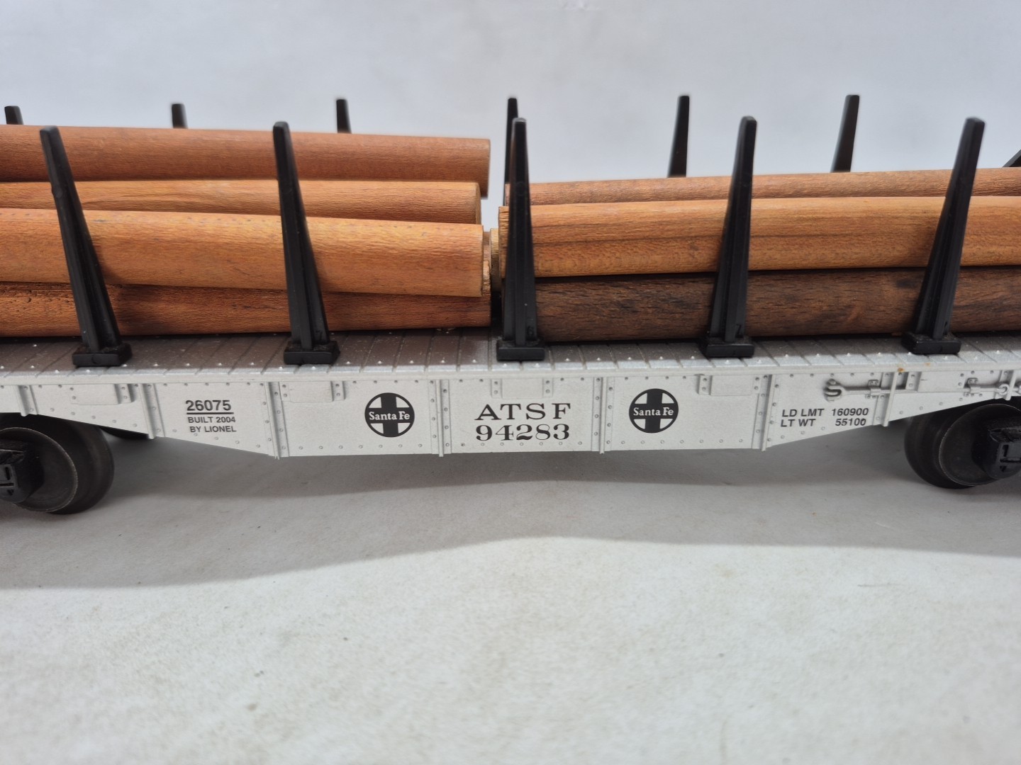 Lionel O Gauge ATSF #94283 Bulhead FLatcar w/Removable Stakes + Logs