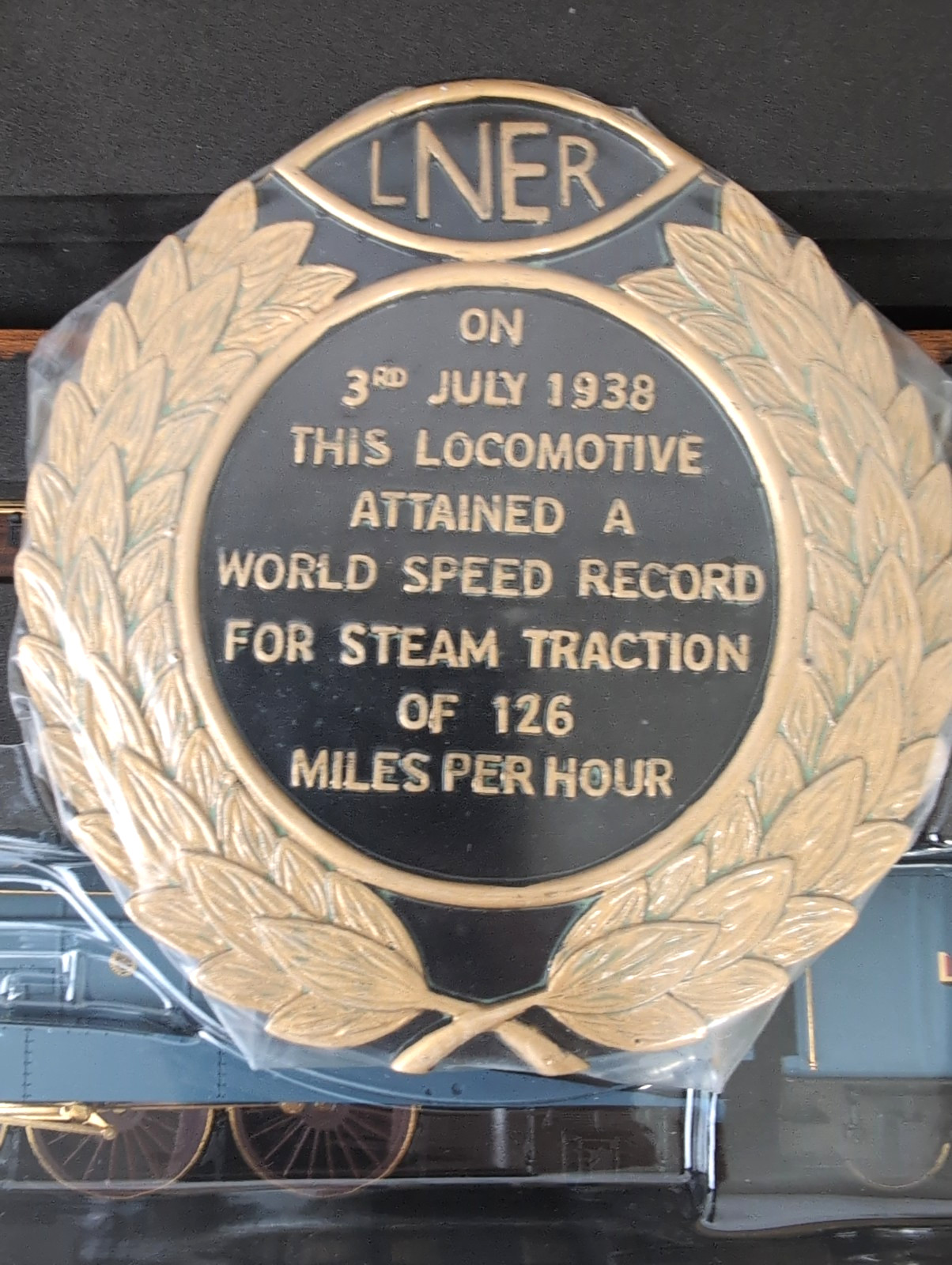 HORNBY – LNER 4-6-2 Class A4 Mallard “80th Anniversary” Limited Ed 18k Gold – OO