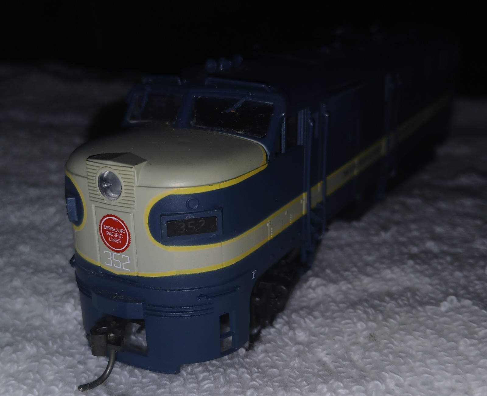 HO Scale Life-Like Diesel, Missouri Pacific #352 Blue Locomotive
