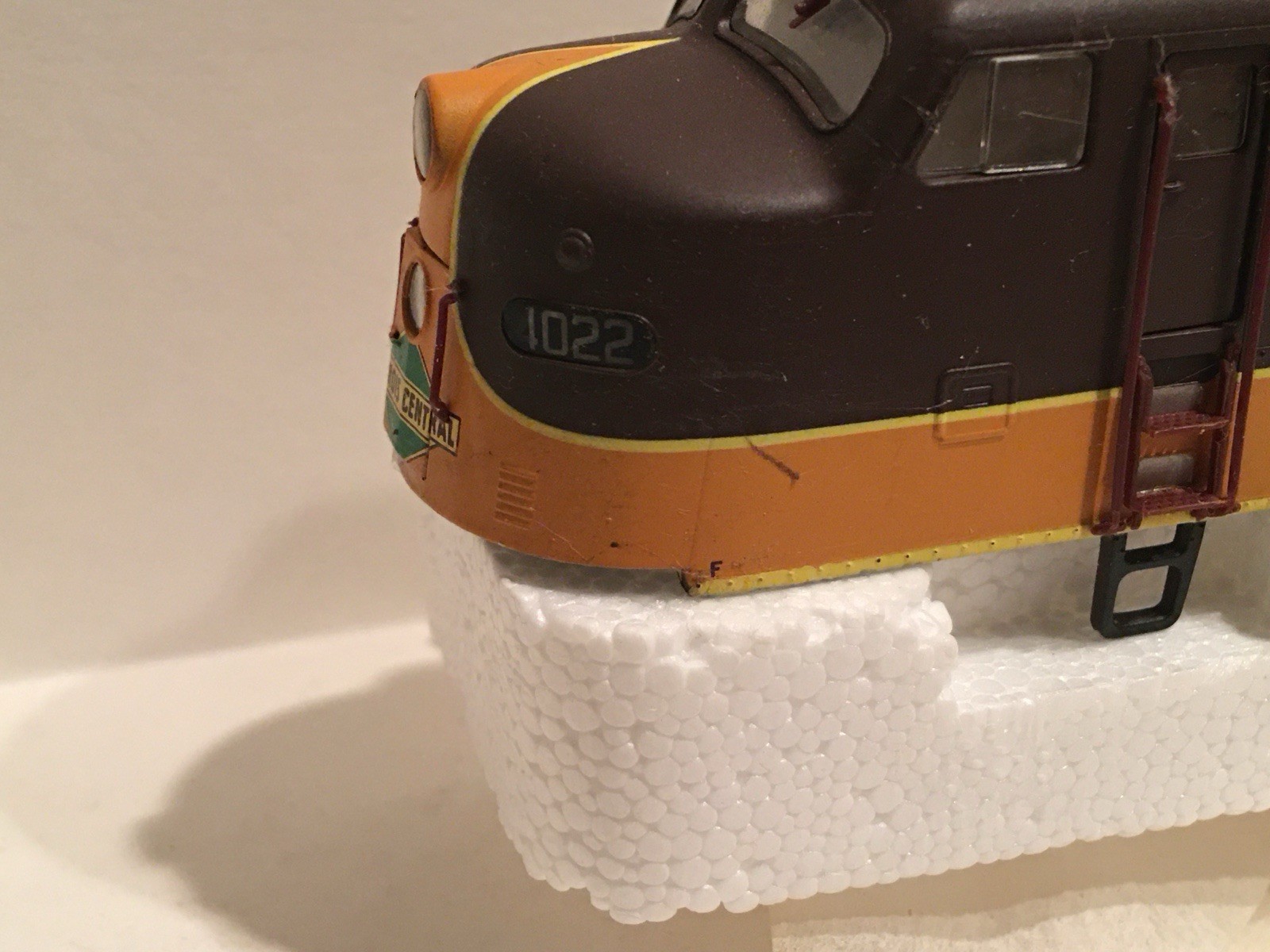 HO Proto 2000 Illinois Central E8/9 Powered Diesel Locomotive IC #4022