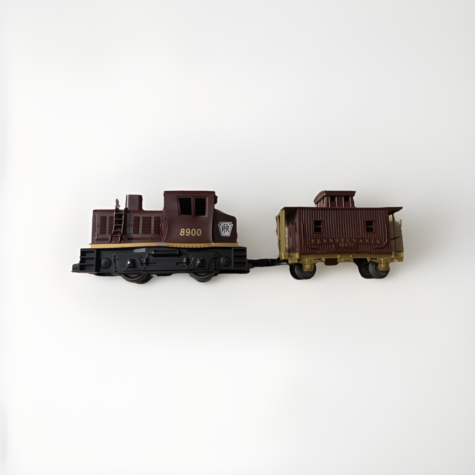 LIONEL O 8900 PENNSYLVANIA DC POWER DIESEL SWITCHER WITH 16511 CABOOSE SET