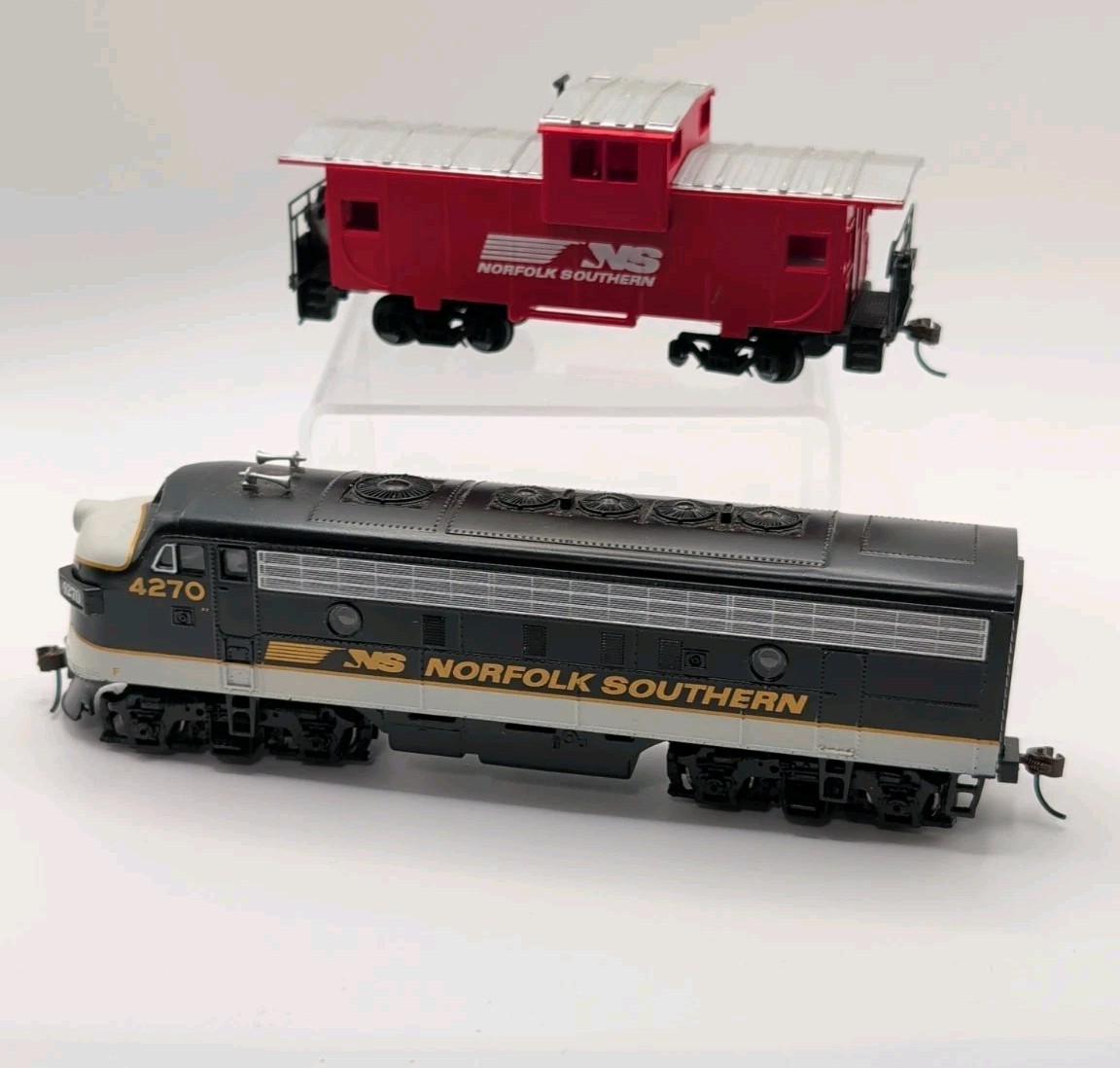 Bachmann 4270 HO Gauge Model Railroad Norfolk Southern Locomotive Caboose 2 Cars