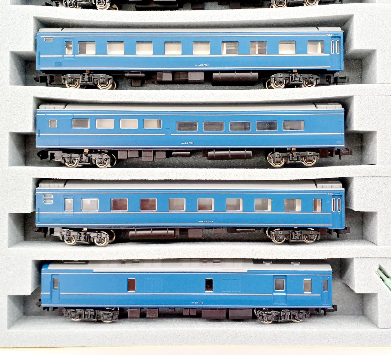 KATO 3061-1 (Lead Car) EF65 1000 Late el + Passenger Car Set