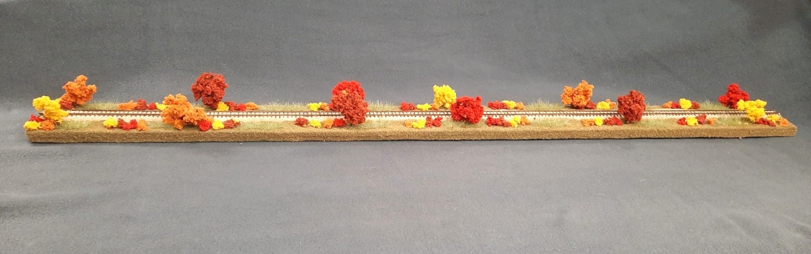 N SCALE 36″ -“FALL FOLIAGE SCENE” DISPLAY DIORAMA – FOR ANY N SCALE TRAINS
