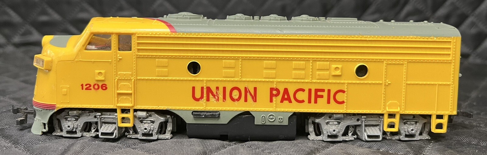 Bachmann HO Union Pacific 1206 Locomotive Engine HO Yellow Gray Red – Working