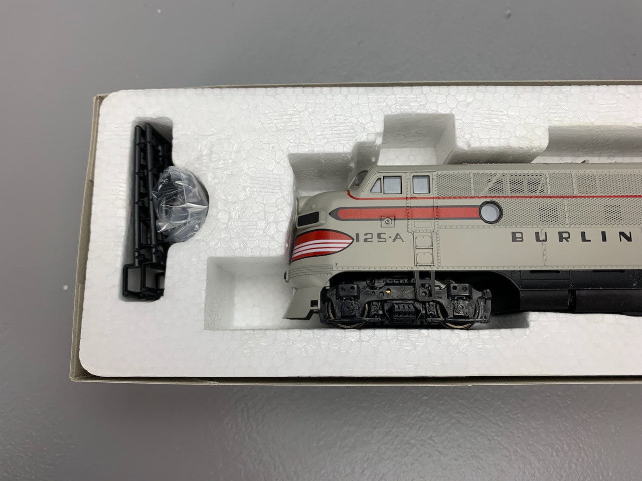 HO Stewart 8200 F3A PH II Locomotive CB&Q Low Fans Powered HO4100