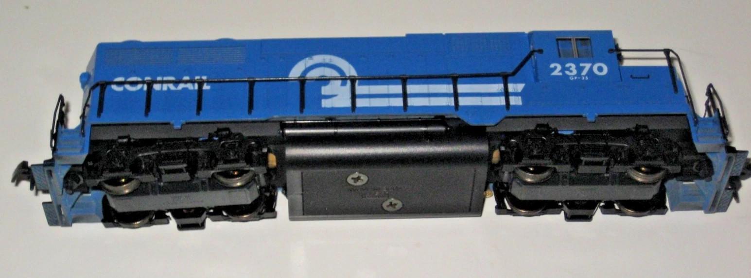 KATO 37-033 HO Scale Conrail EMD GP35 Phase 1a Diesel Engine #2370