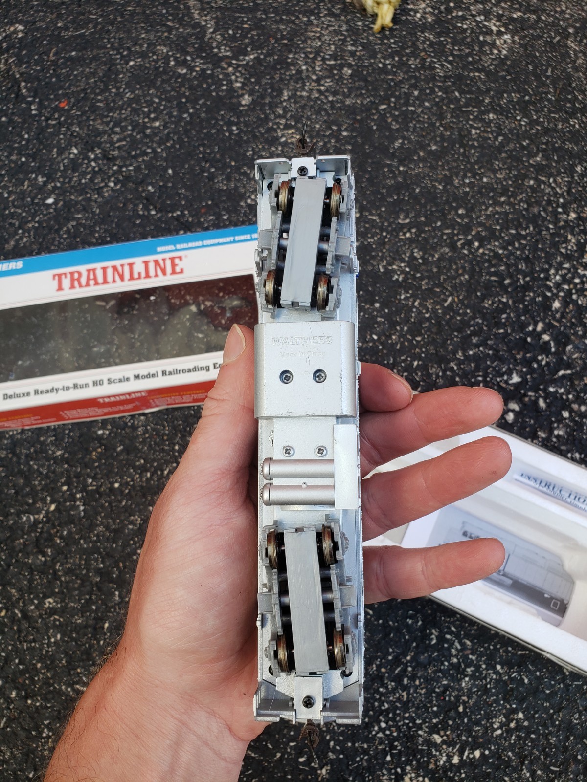 WALTHERS HO – EMD F40PH Diesel Locomotive – Amtrak Phase IV #398